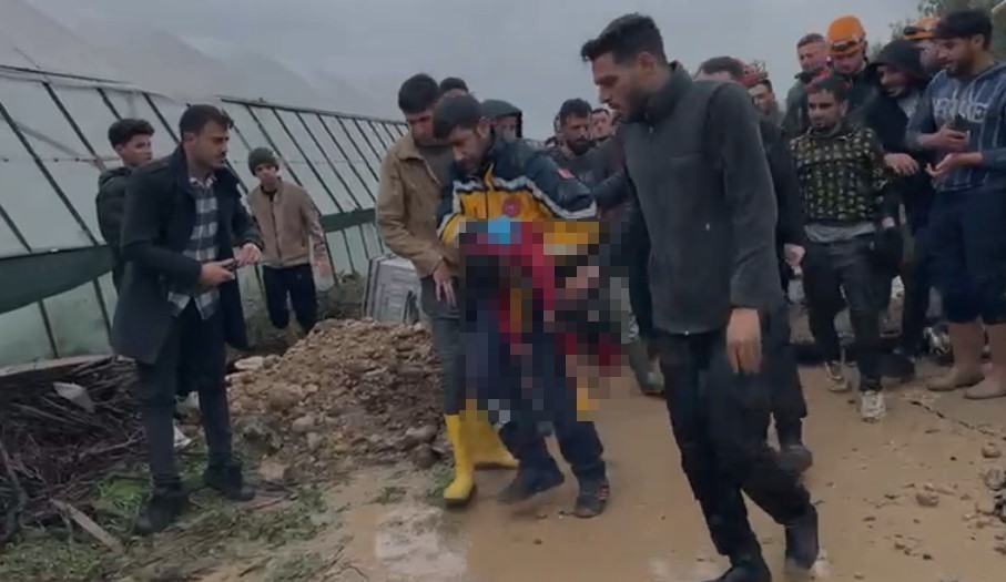 Kardeşleri ve arkadaşlarıyla oynarken tahliye kanalına düşen 3 yaşındaki Berra hayatını kaybetti
Kardeşleri ve arkadaşlarıyla oynarken tahliye kanalına düşen 3 yaşındaki Berra hayatını kaybetti