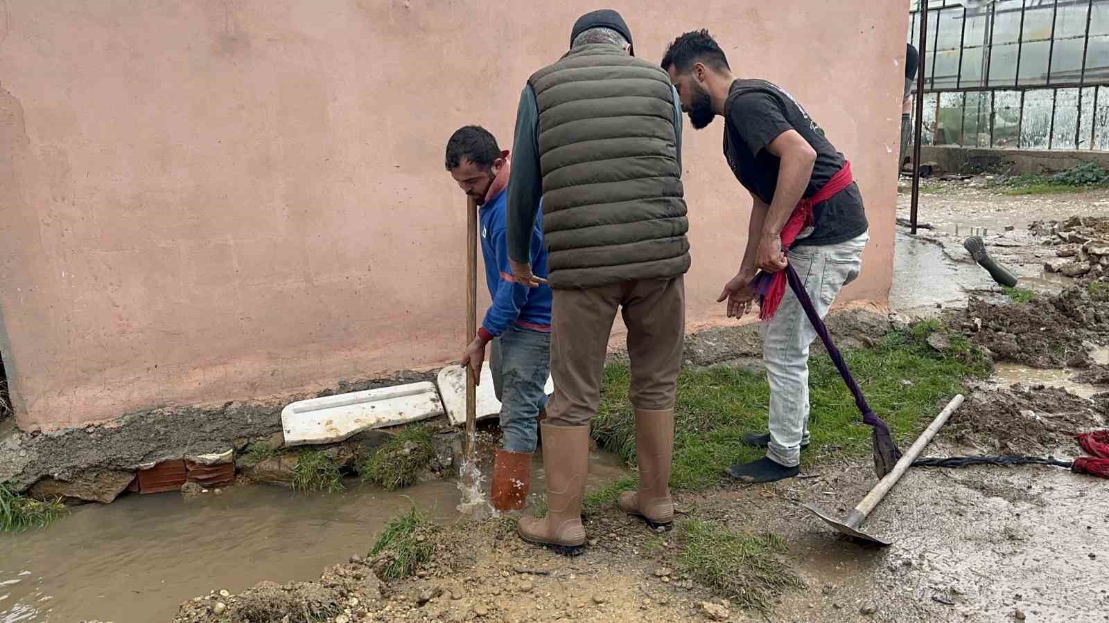 Kardeşleri ve arkadaşlarıyla oynarken tahliye kanalına düşen 3 yaşındaki Berra hayatını kaybetti
Kardeşleri ve arkadaşlarıyla oynarken tahliye kanalına düşen 3 yaşındaki Berra hayatını kaybetti