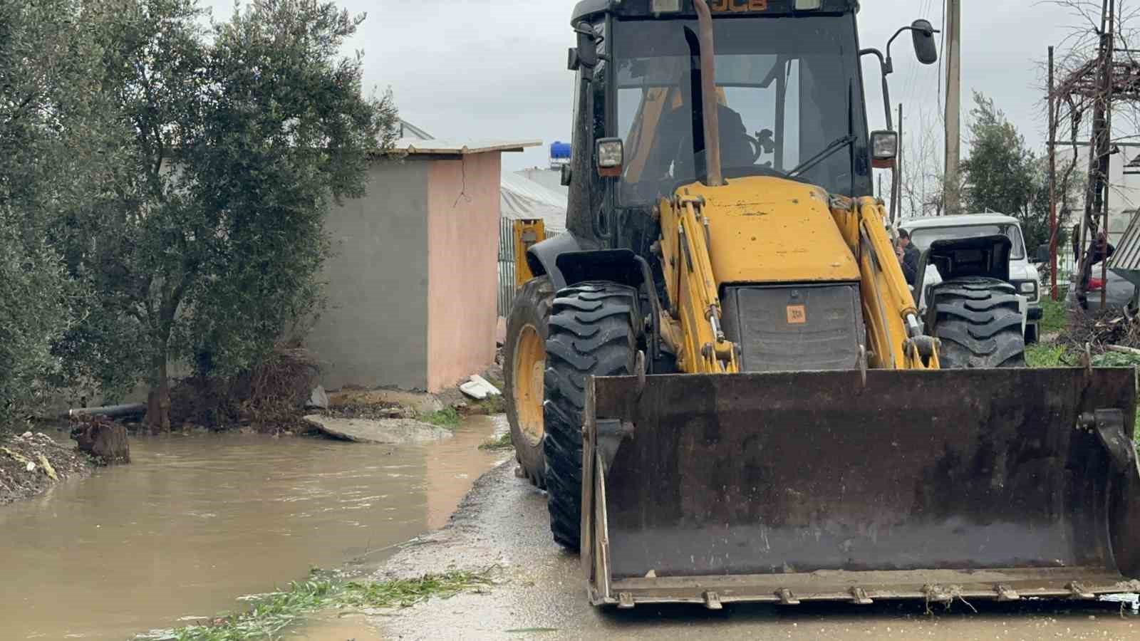 Kardeşleri ve arkadaşlarıyla oynarken tahliye kanalına düşen 3 yaşındaki Berra hayatını kaybetti
Kardeşleri ve arkadaşlarıyla oynarken tahliye kanalına düşen 3 yaşındaki Berra hayatını kaybetti