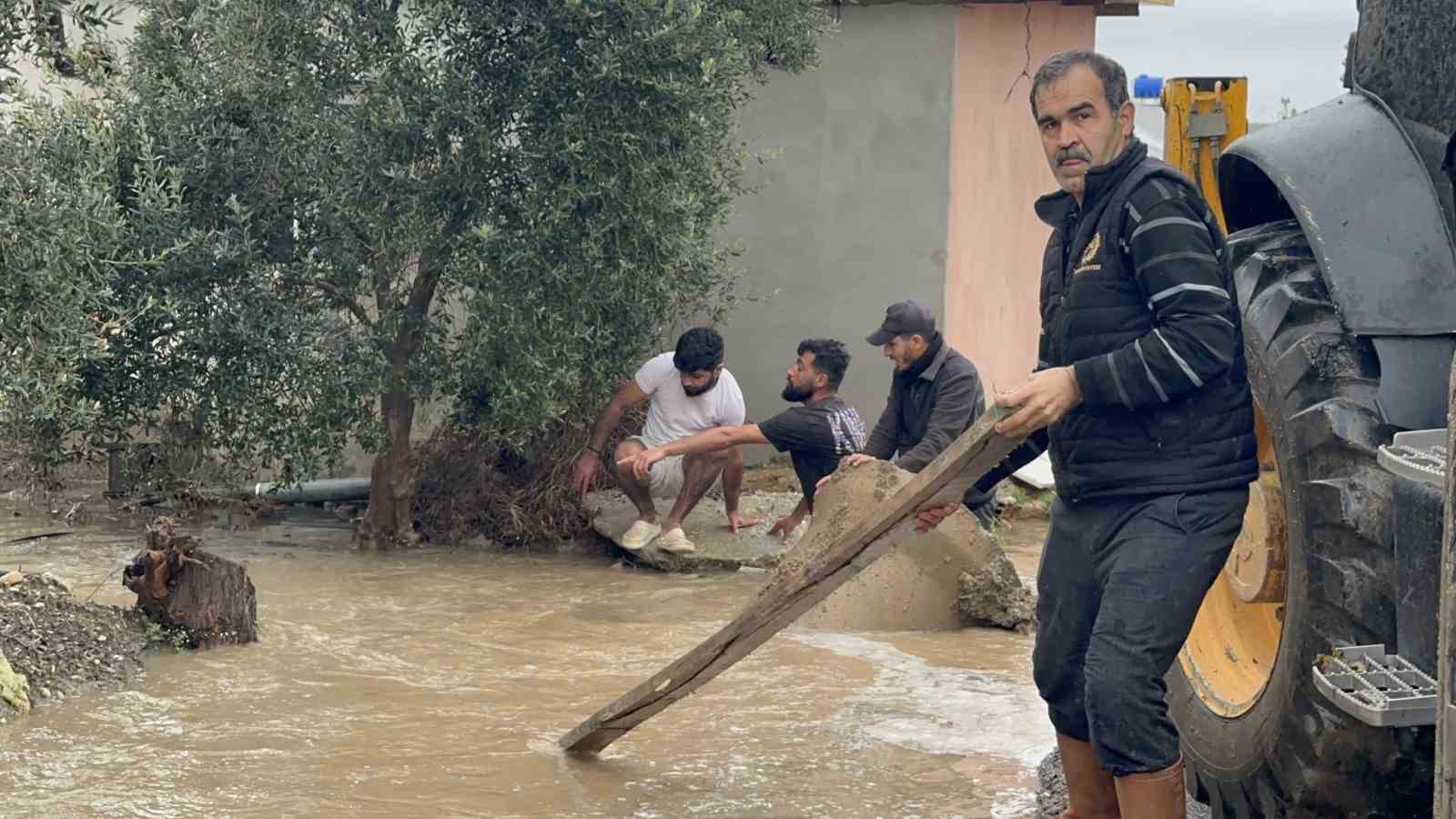 Kardeşleri ve arkadaşlarıyla oynarken tahliye kanalına düşen 3 yaşındaki Berra hayatını kaybetti
Kardeşleri ve arkadaşlarıyla oynarken tahliye kanalına düşen 3 yaşındaki Berra hayatını kaybetti