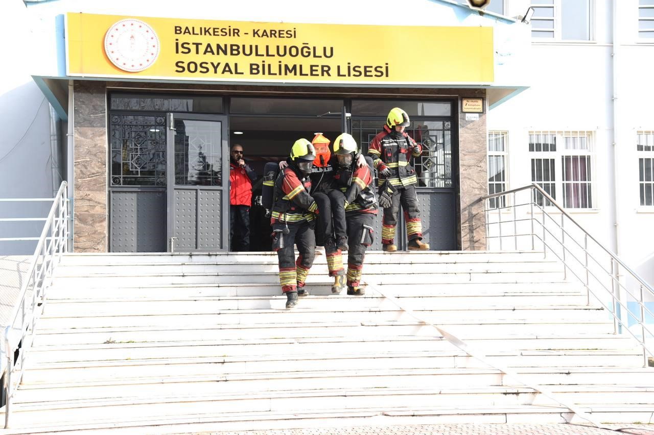 Karesi’de 413 öğrencili dev deprem tatbikatı
Karesi’de 413 öğrencili dev deprem tatbikatı