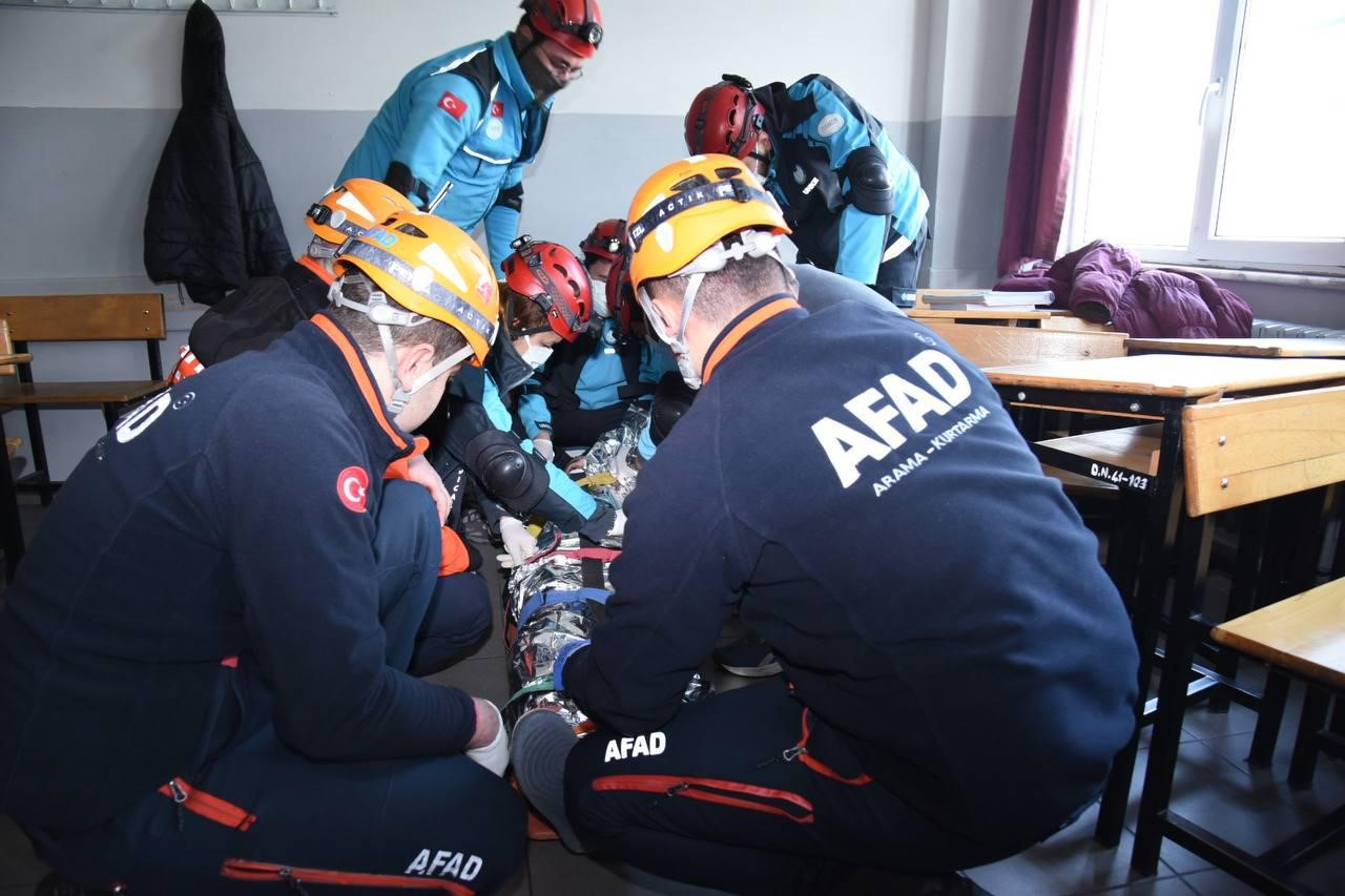 Karesi’de 413 öğrencili dev deprem tatbikatı
Karesi’de 413 öğrencili dev deprem tatbikatı