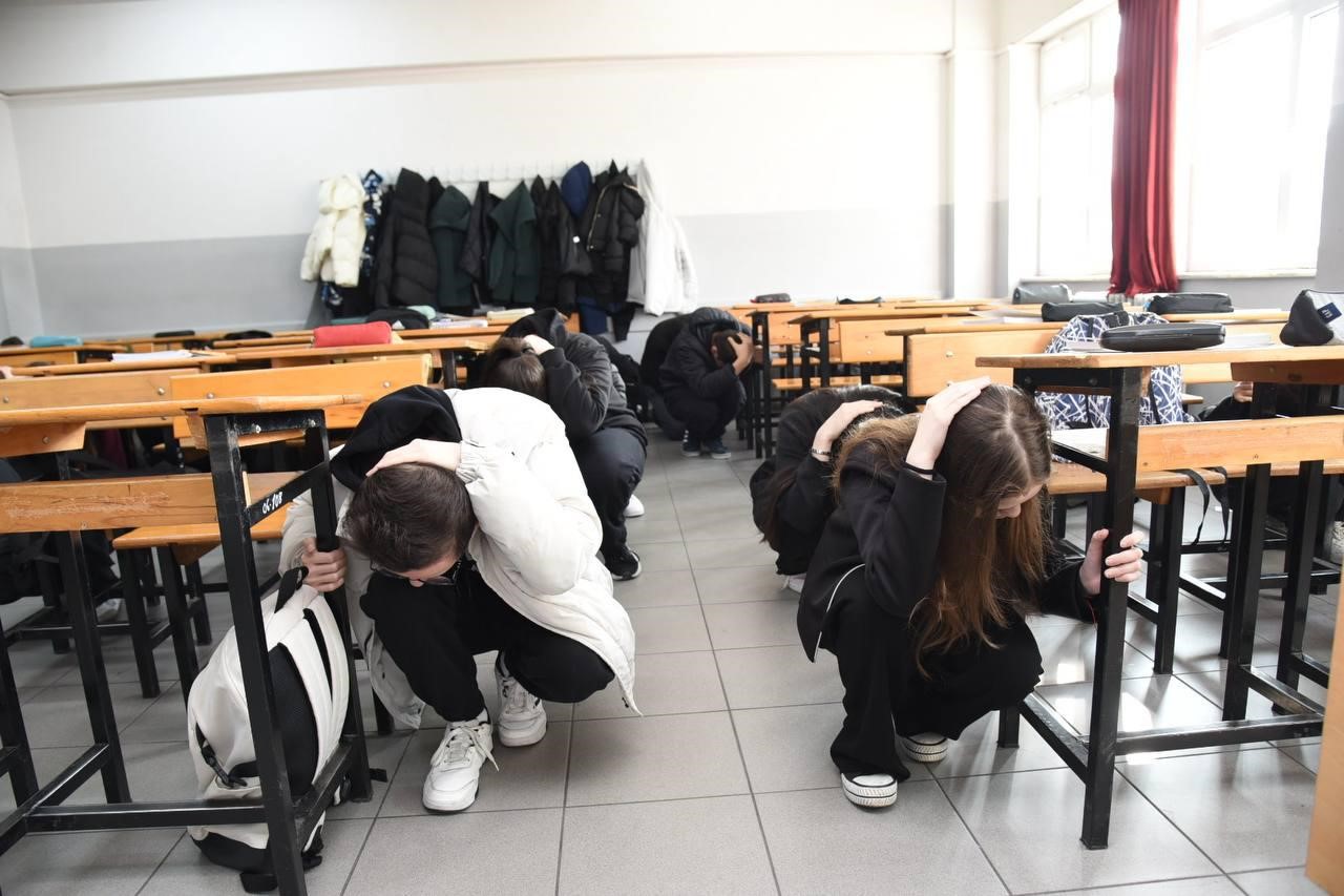 Karesi’de 413 öğrencili dev deprem tatbikatı
Karesi’de 413 öğrencili dev deprem tatbikatı