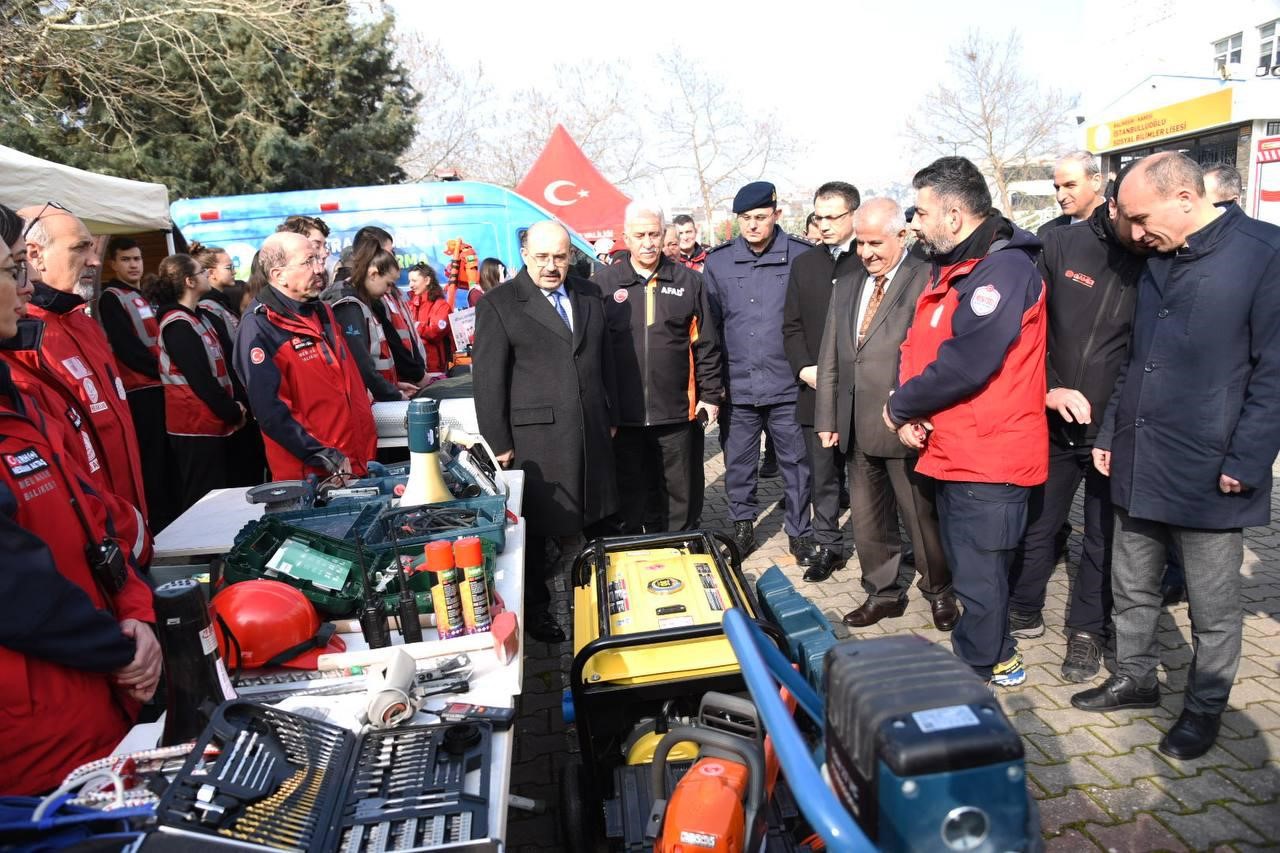 Karesi’de 413 öğrencili dev deprem tatbikatı
Karesi’de 413 öğrencili dev deprem tatbikatı