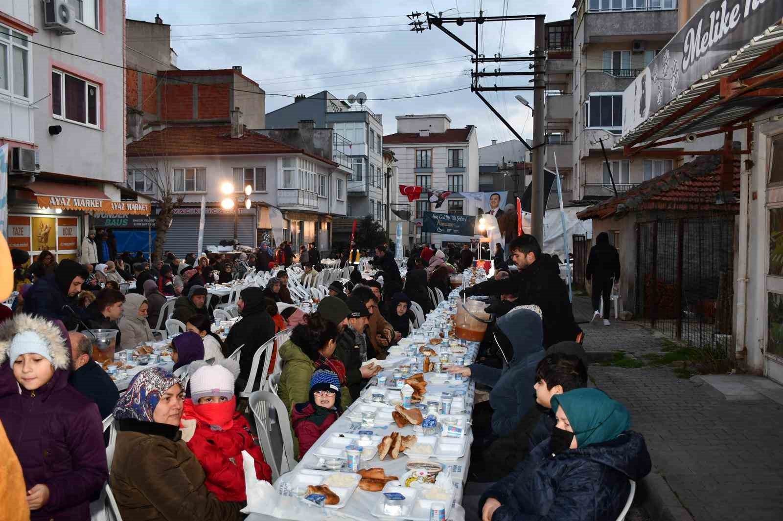 Karesililer Büyükşehir’in iftar sofrasında oruçlarını açtı
