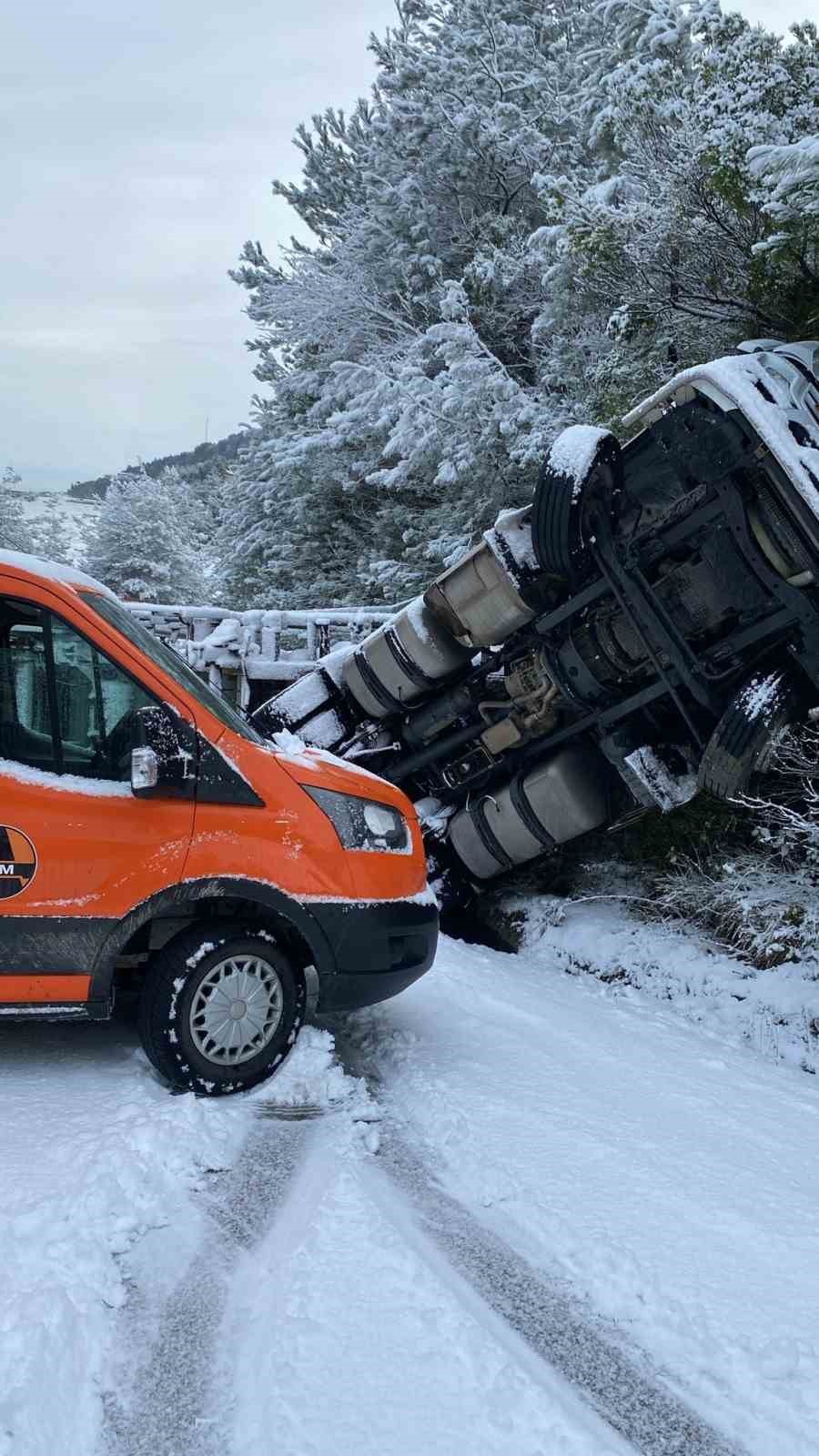 KARGAZ doğalgaz tırı devrildi: Sızıntı sebebiyle yol trafiğe kapatıldı
