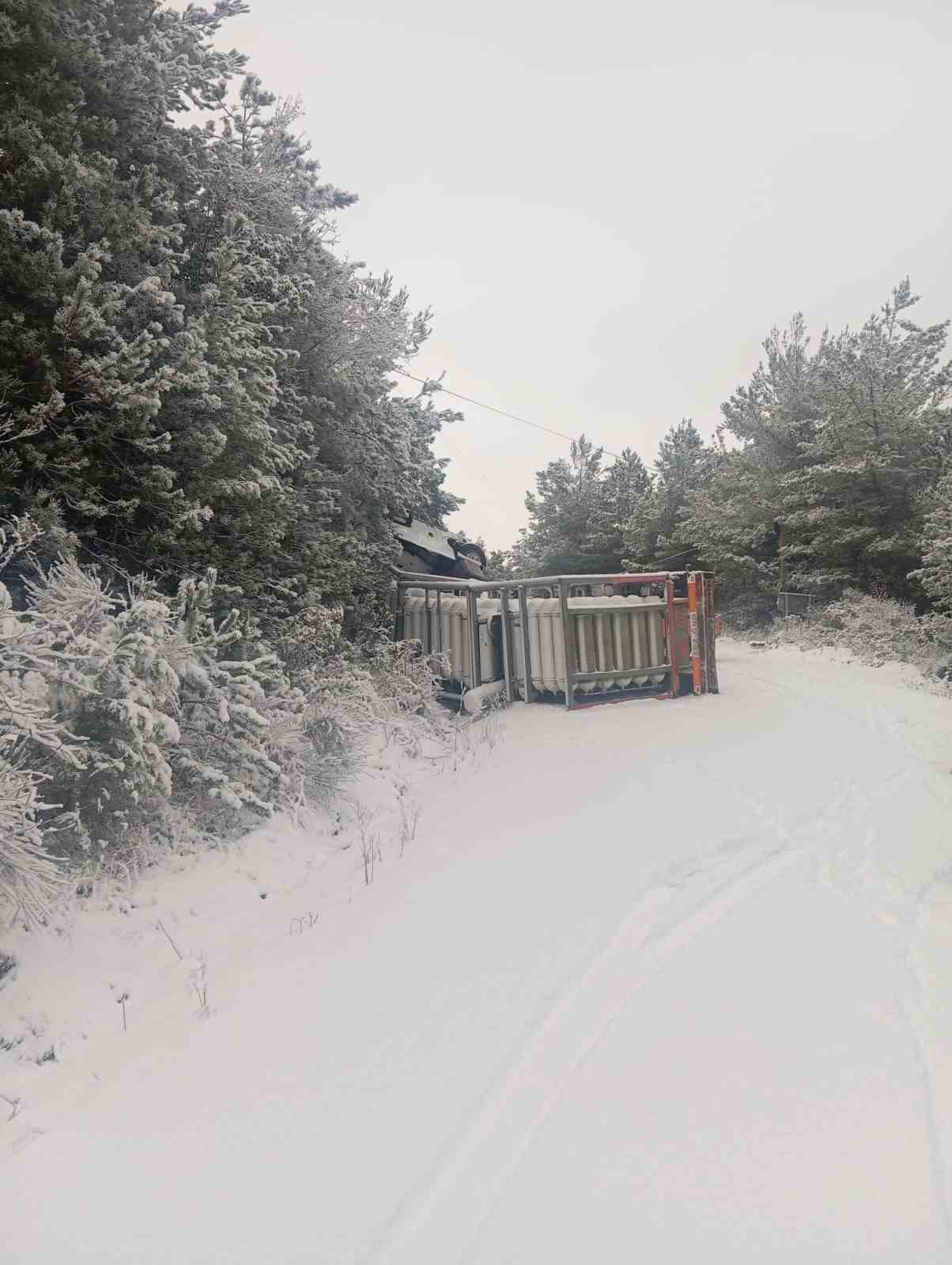 KARGAZ doğalgaz tırı devrildi: Sızıntı sebebiyle yol trafiğe kapatıldı
