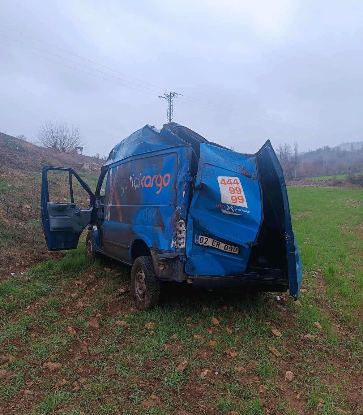 Kargo aracı takla attı: 2 yaralı
