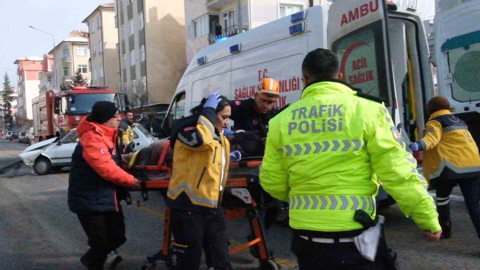 Karı kocayı birbirinden ayıran kazada kadın hayatını kaybetti
