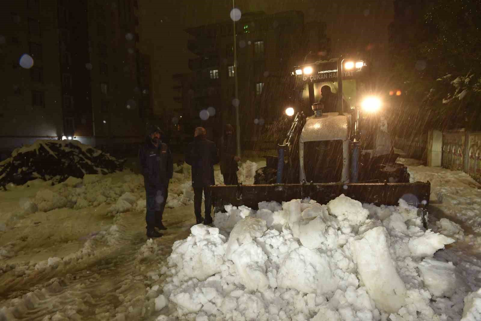 Karla kapanan kırsal mahalledeki diyaliz hastasına belediye ekipleri ulaştı
