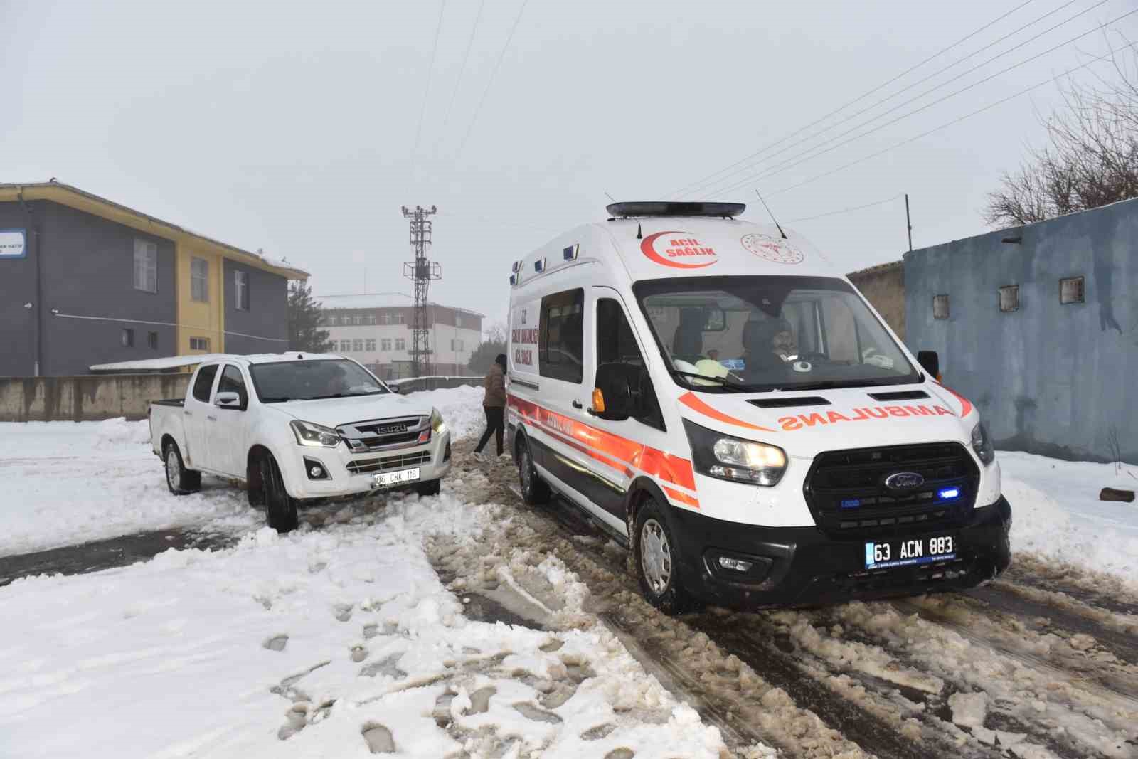 Karla kapanan kırsal mahalledeki diyaliz hastasına belediye ekipleri ulaştı

