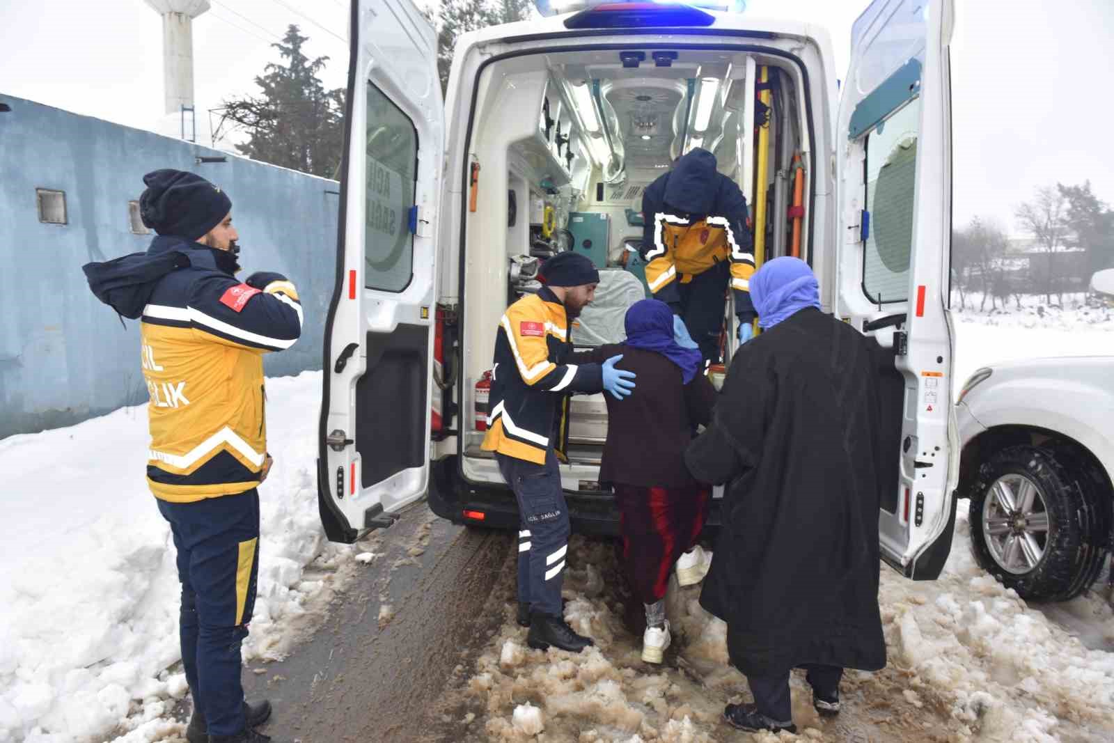 Karla kapanan kırsal mahalledeki diyaliz hastasına belediye ekipleri ulaştı

