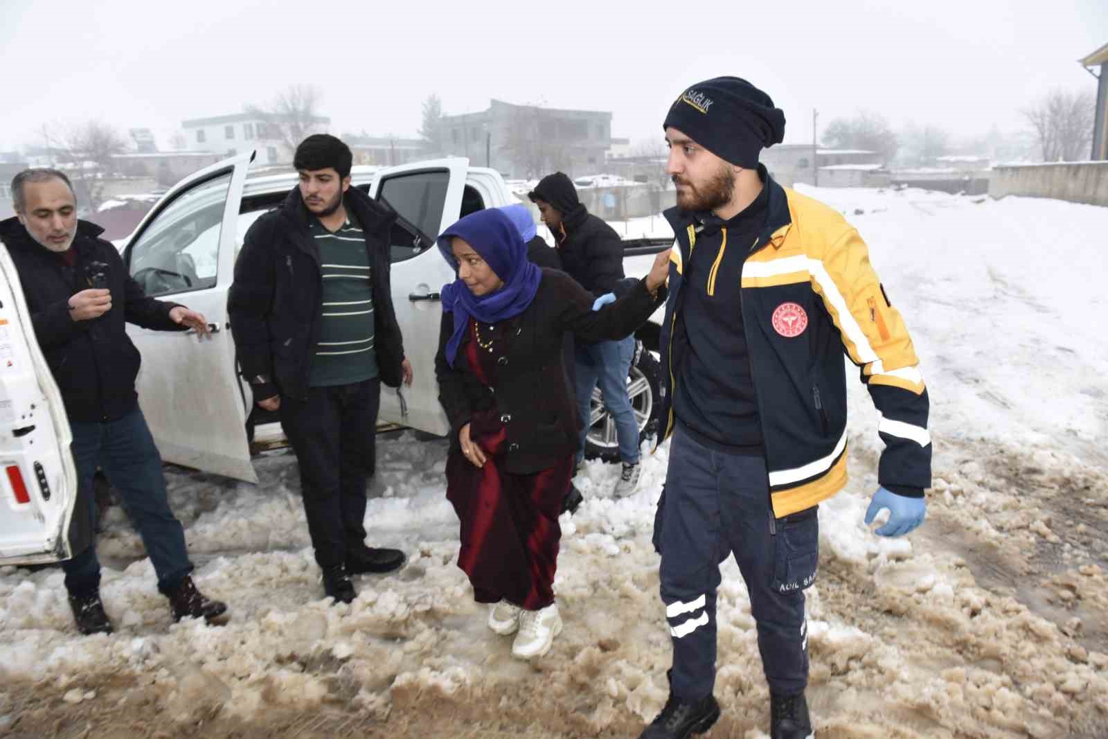 Karla kapanan kırsal mahalledeki diyaliz hastasına belediye ekipleri ulaştı
