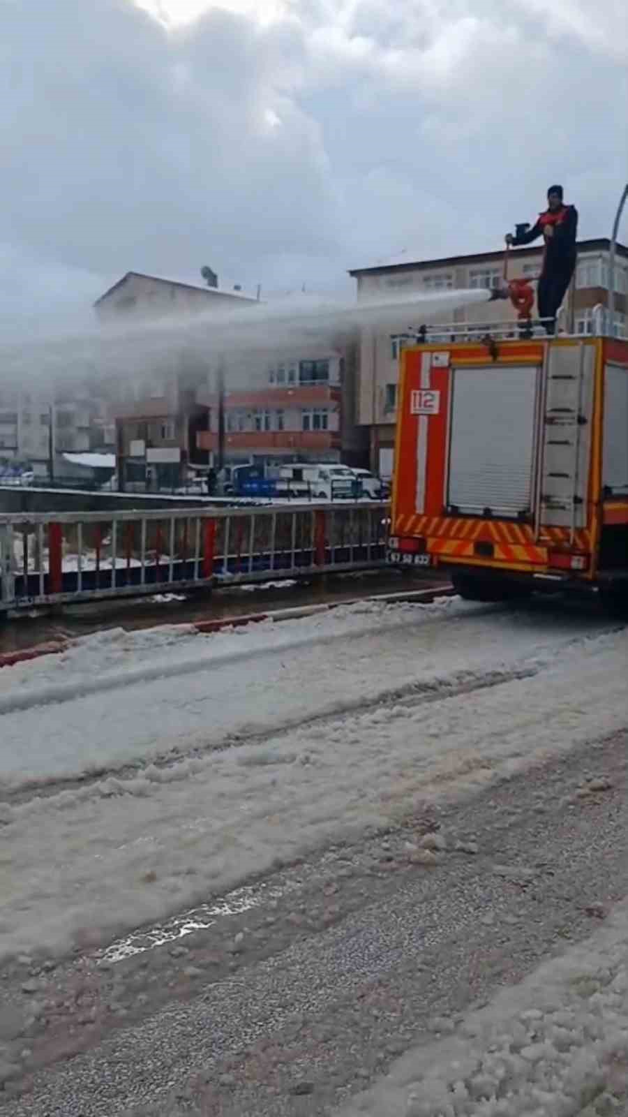 Karla kapanan yollar deniz suyuyla açılıyor
