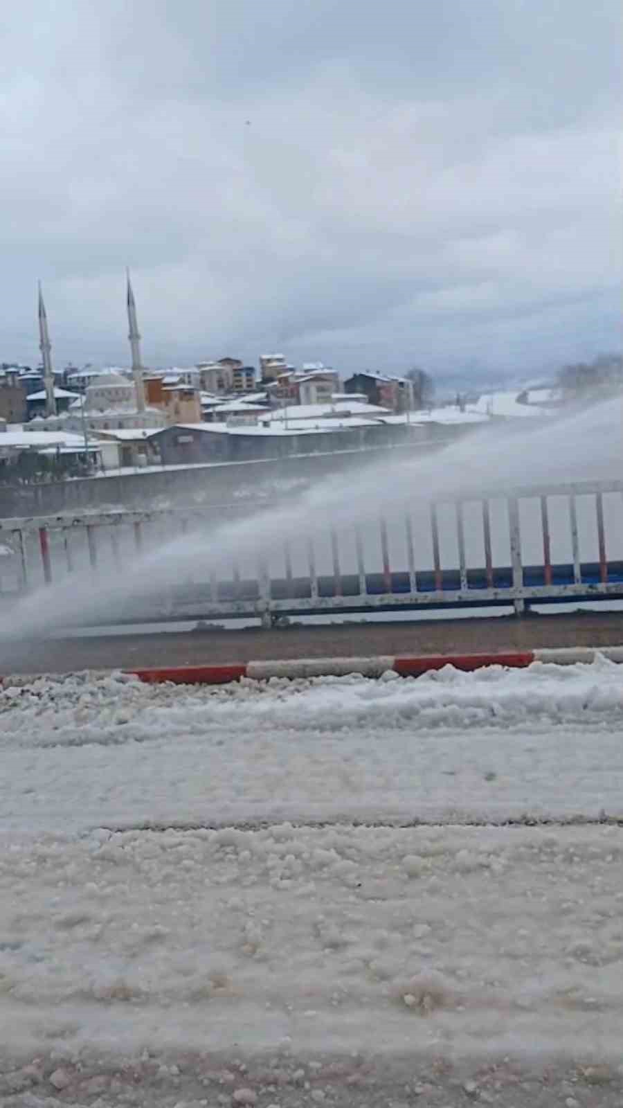 Karla kapanan yollar deniz suyuyla açılıyor
