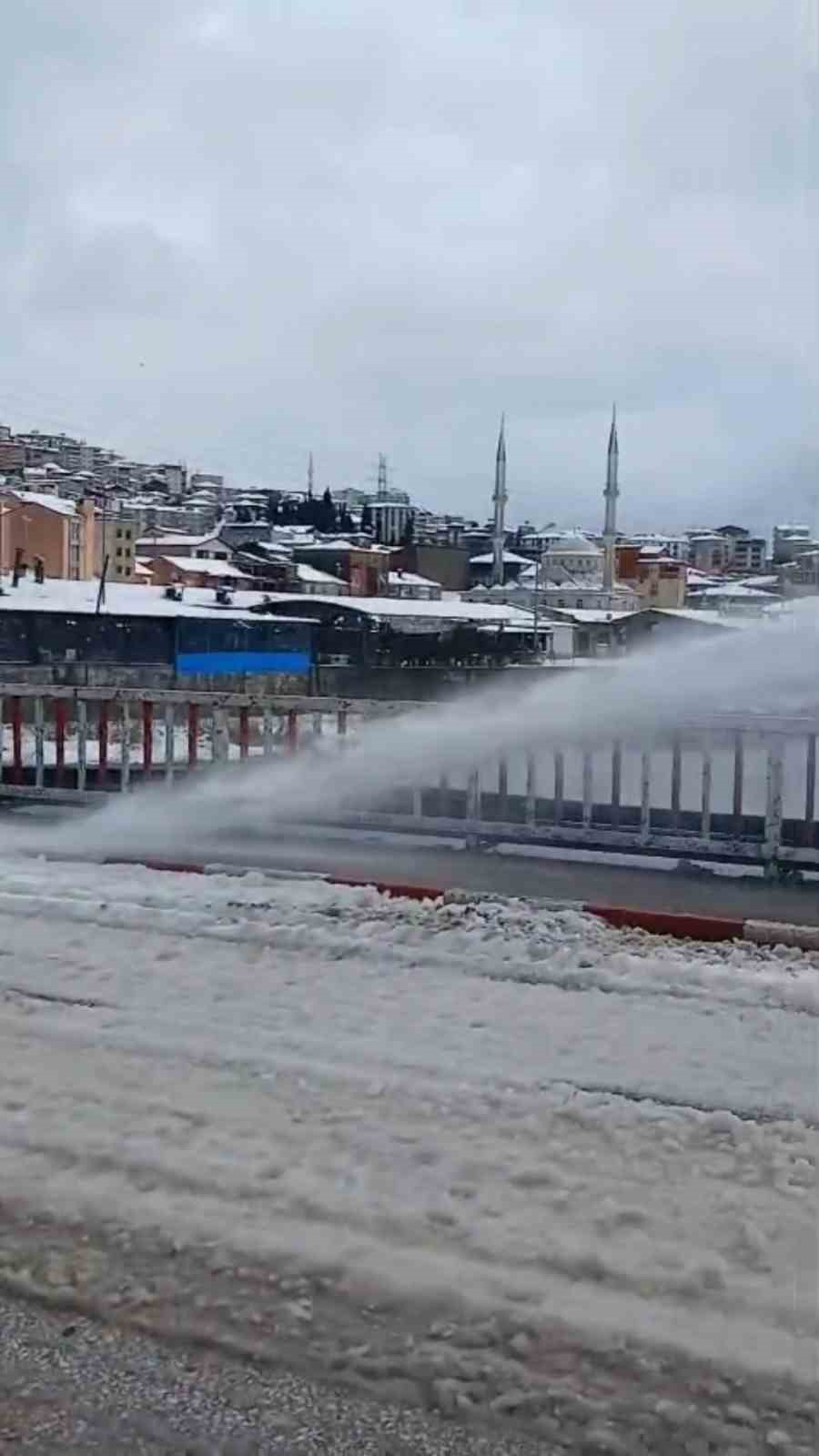 Karla kapanan yollar deniz suyuyla açılıyor
