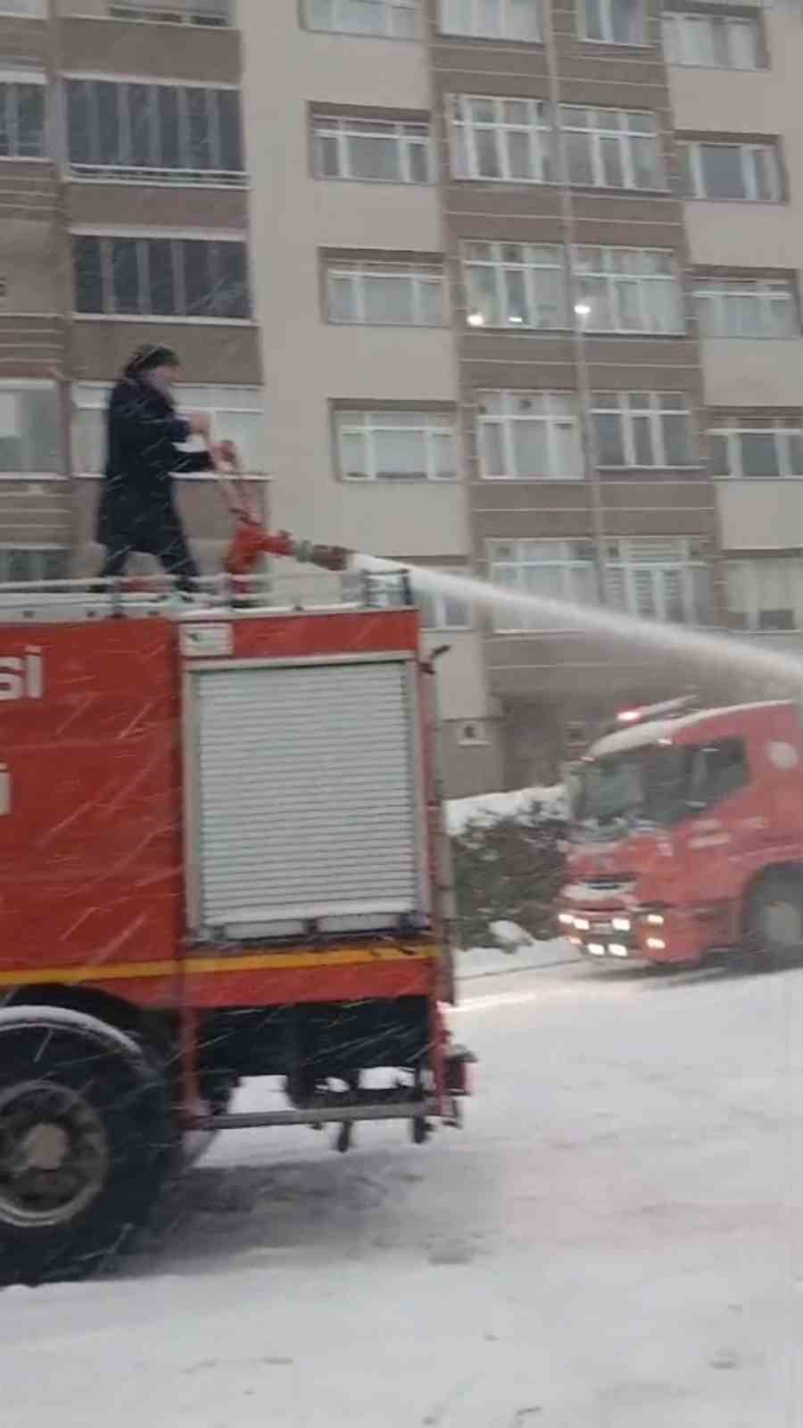Karla kapanan yollar deniz suyuyla açılıyor
