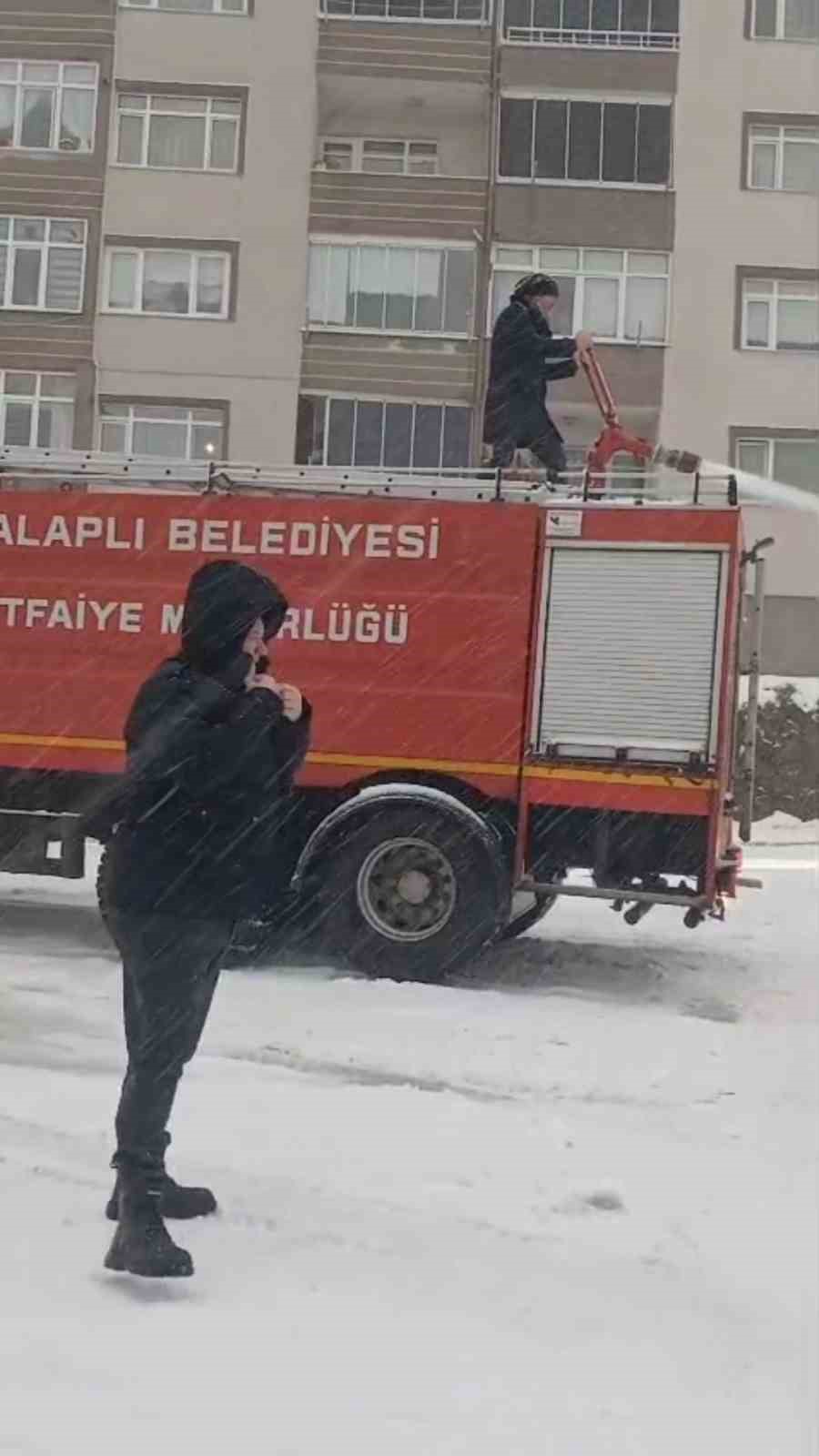 Karla kapanan yollar deniz suyuyla açılıyor
