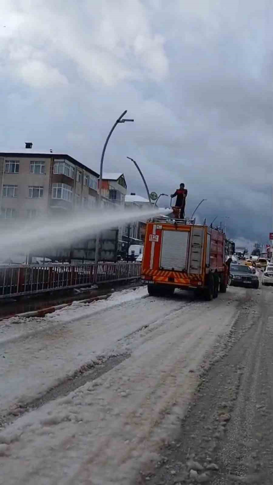 Karla kapanan yollar deniz suyuyla açılıyor

