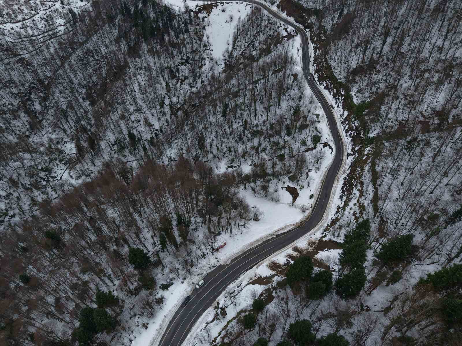 Karla kaplanan 900 rakımlı Çam Dağı, kartpostallık görüntüler sundu
