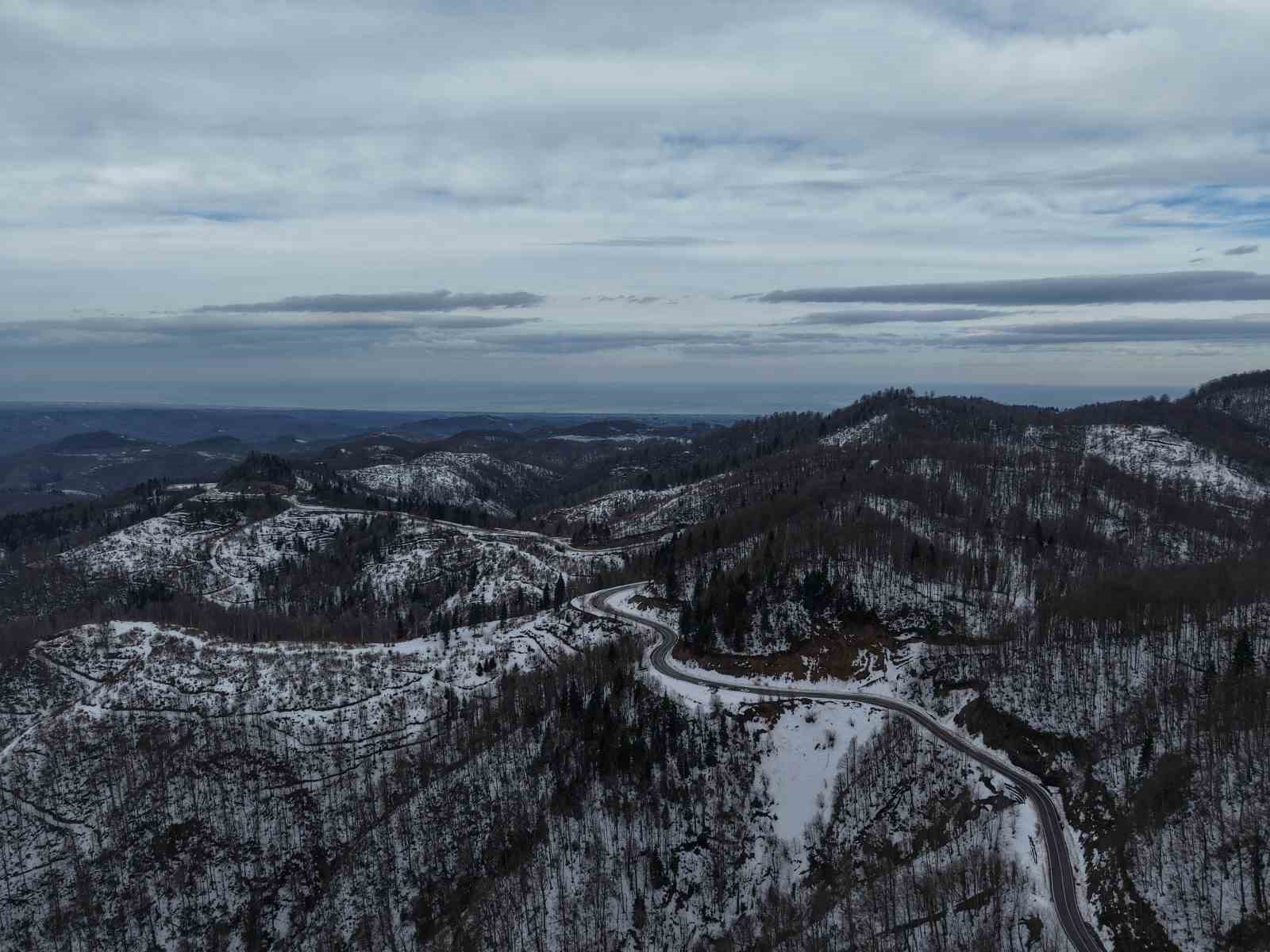 Karla kaplanan 900 rakımlı Çam Dağı, kartpostallık görüntüler sundu
