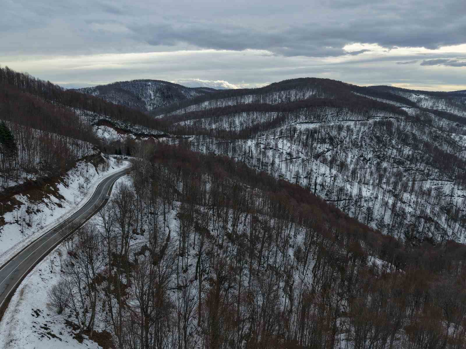 Karla kaplanan 900 rakımlı Çam Dağı, kartpostallık görüntüler sundu
