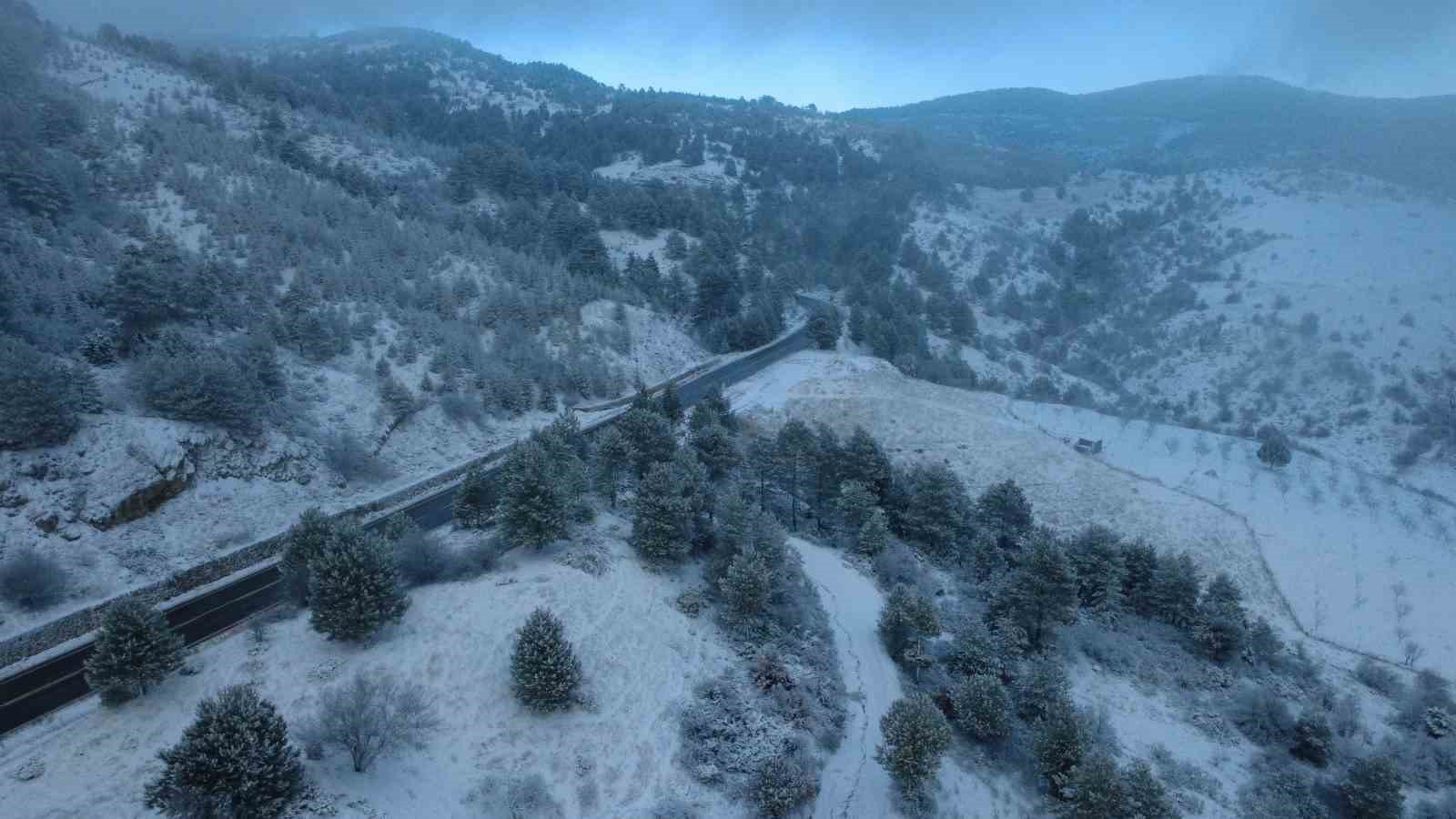 Karla kaplanan Demirci’de kartpostallık manzaralar
