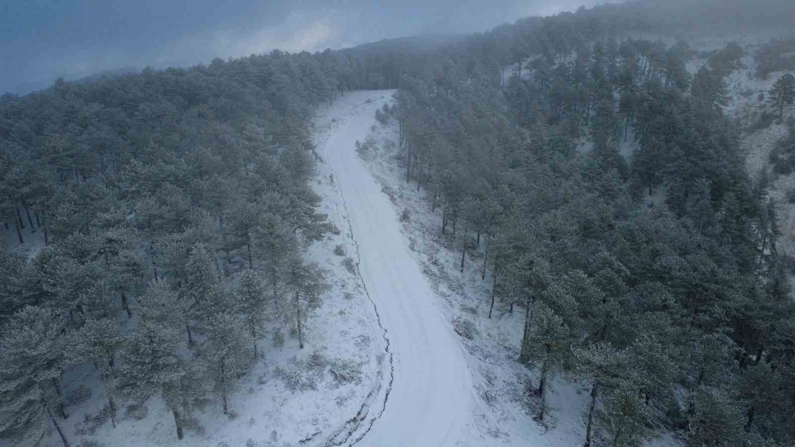 Karla kaplanan Demirci’de kartpostallık manzaralar
