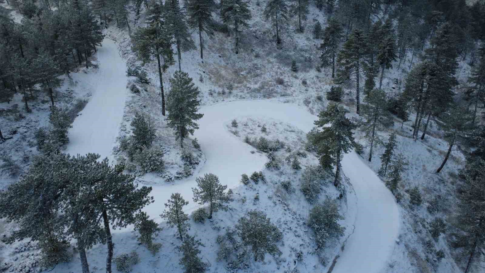 Karla kaplanan Demirci’de kartpostallık manzaralar
