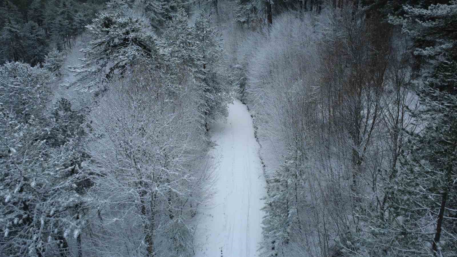 Karla kaplanan Demirci’de kartpostallık manzaralar
