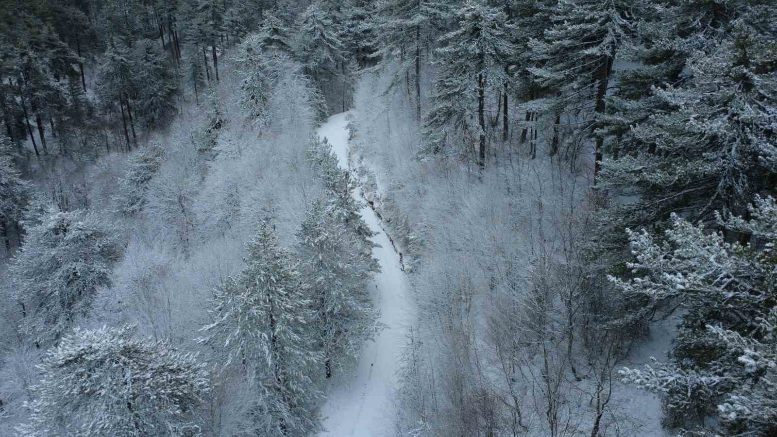 Karla kaplanan Demirci’de kartpostallık manzaralar
