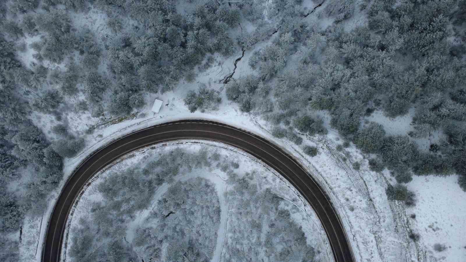 Karla kaplanan Demirci’de kartpostallık manzaralar
