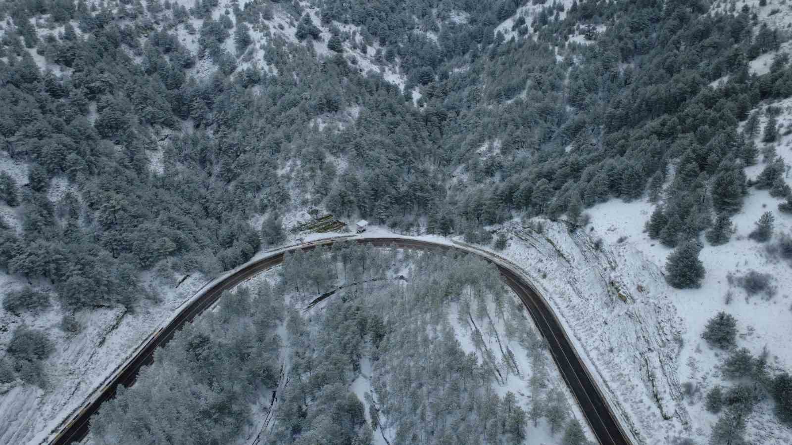 Karla kaplanan Demirci’de kartpostallık manzaralar
