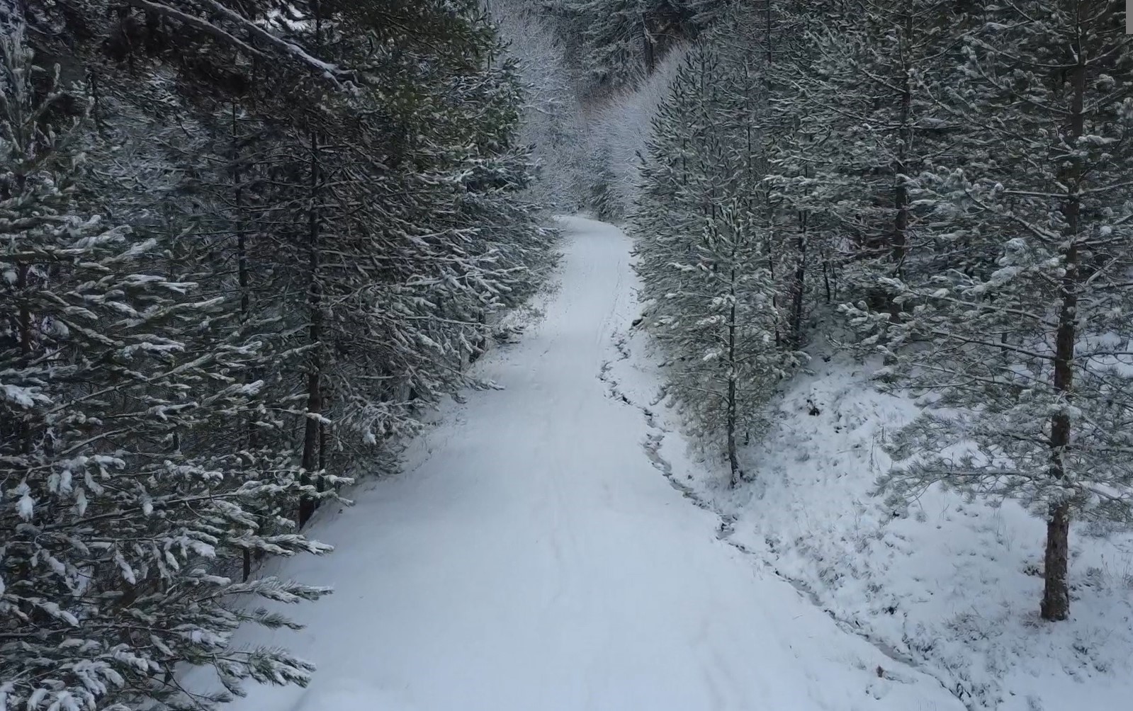 Karla kaplanan Demirci’de kartpostallık manzaralar
