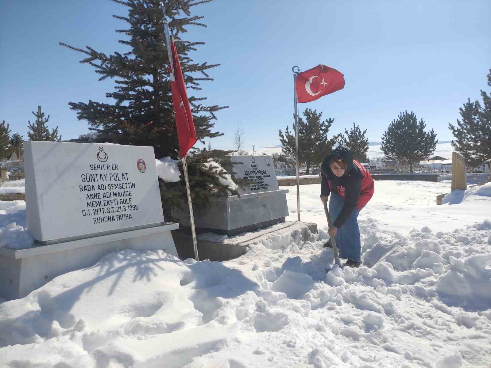 Karla kaplanan şehitlikte temizlik yaptılar
