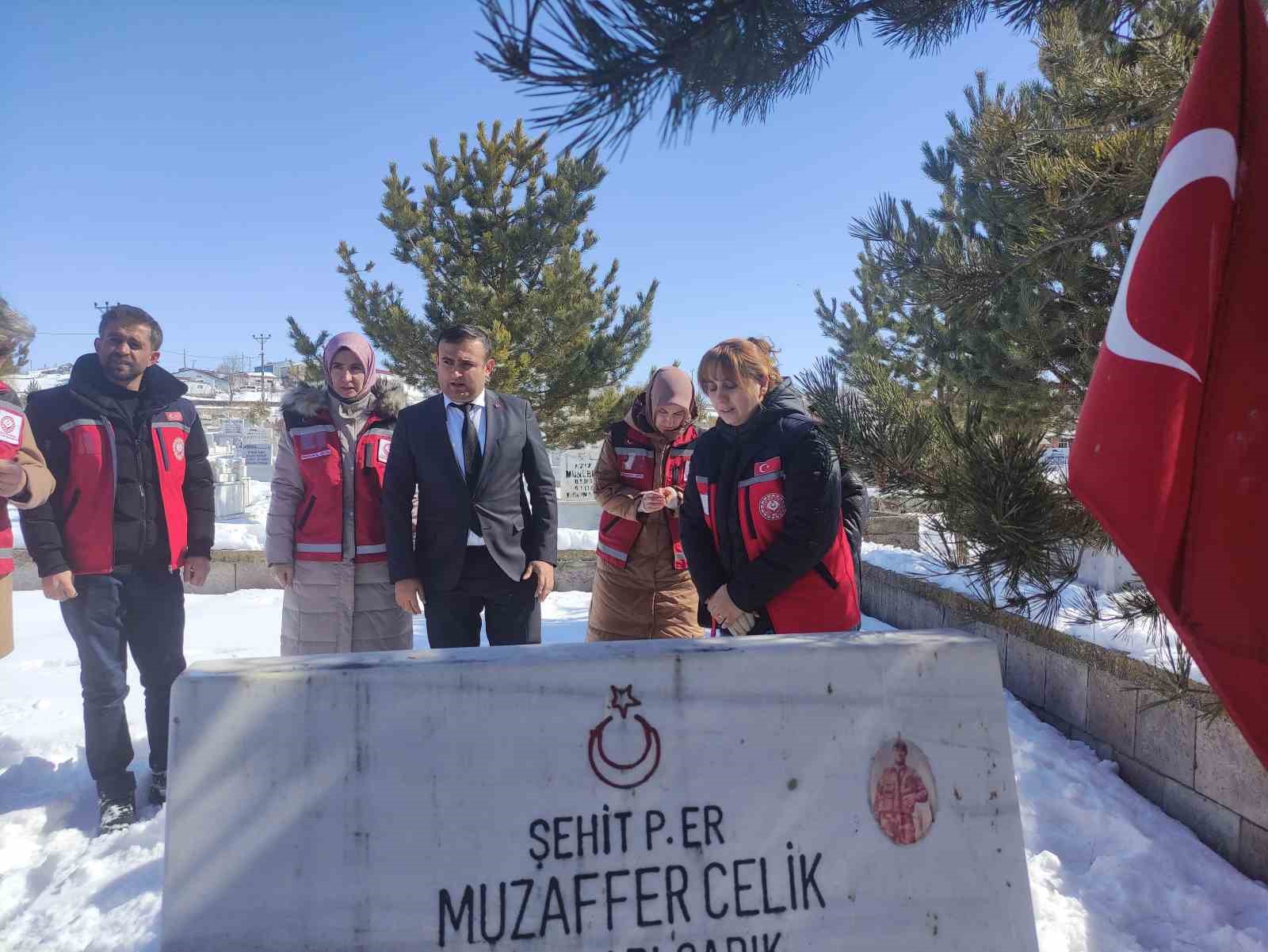 Karla kaplanan şehitlikte temizlik yaptılar
