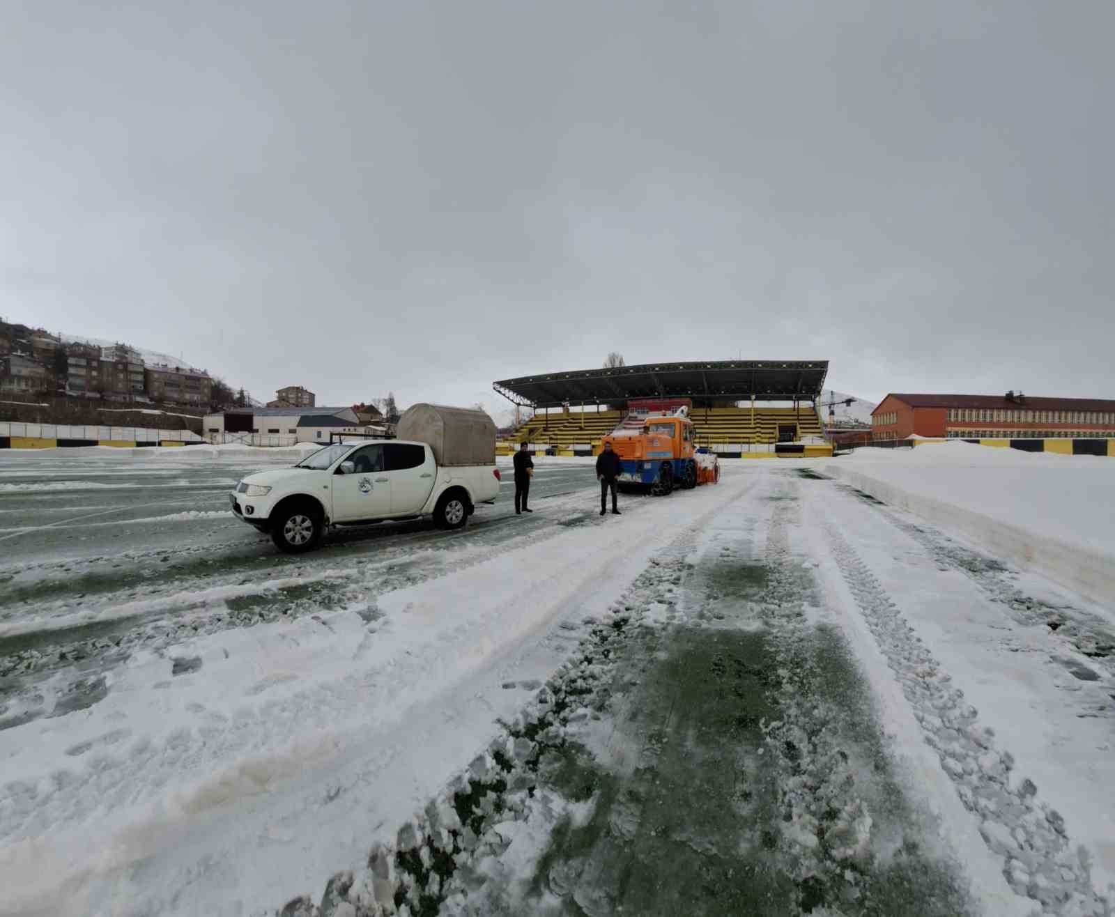 Karla kaplanan stadyum kısa sürede maçlara hazırlandı
