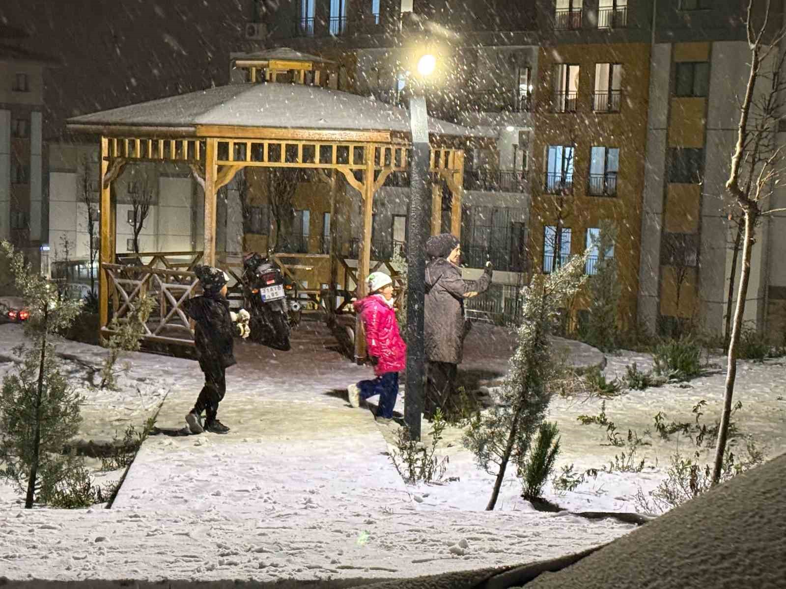 Karla kaplanan yolda araçlar ilerlemekte güçlük çekerken, eğlenmek isteyenler soluğu sokakta aldı
