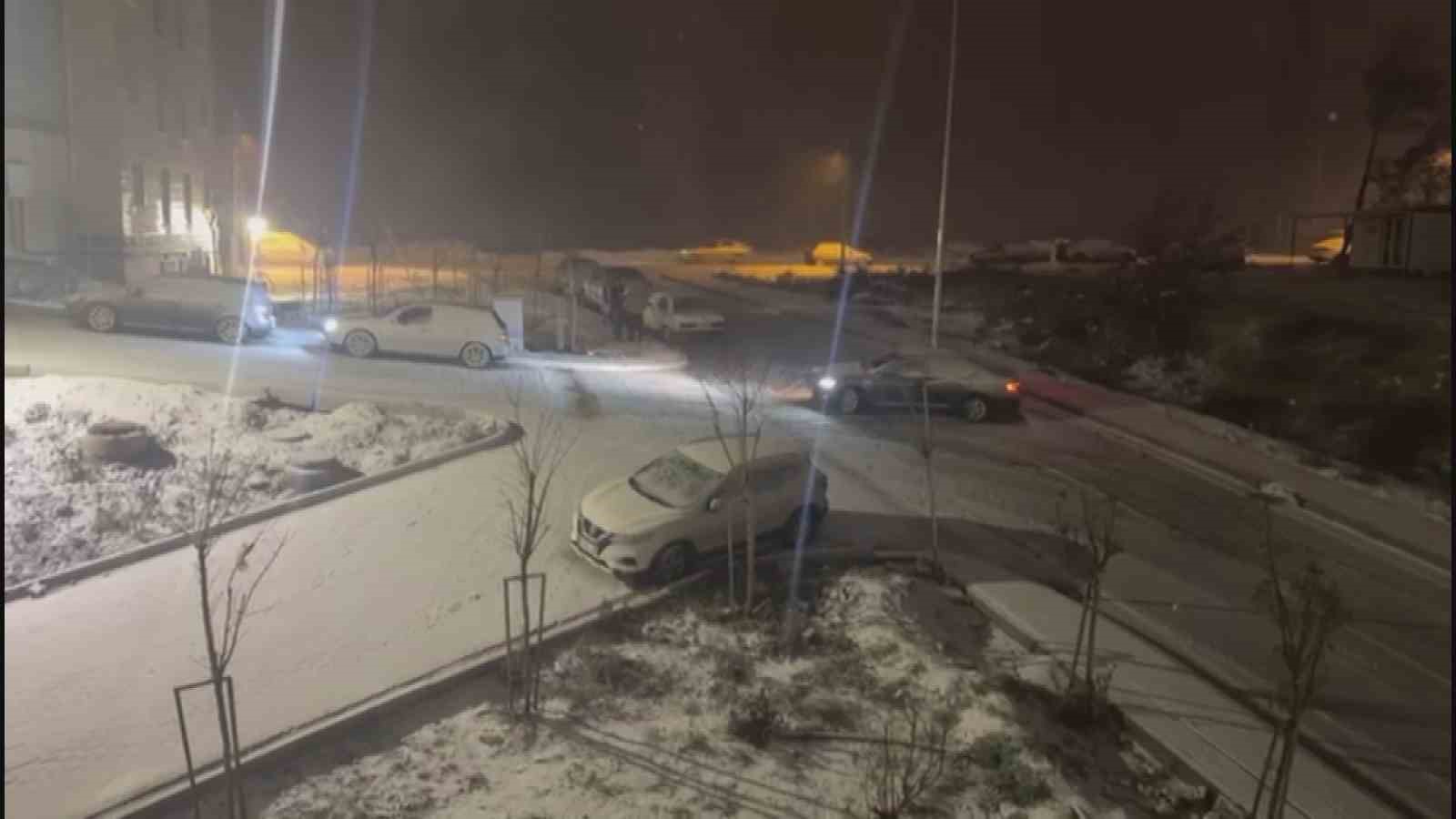 Karla kaplanan yolda araçlar ilerlemekte güçlük çekerken, eğlenmek isteyenler soluğu sokakta aldı
