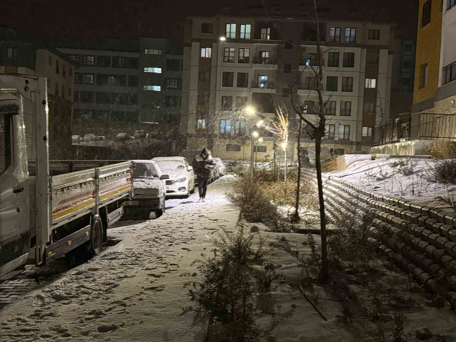 Karla kaplanan yolda araçlar ilerlemekte güçlük çekerken, eğlenmek isteyenler soluğu sokakta aldı
