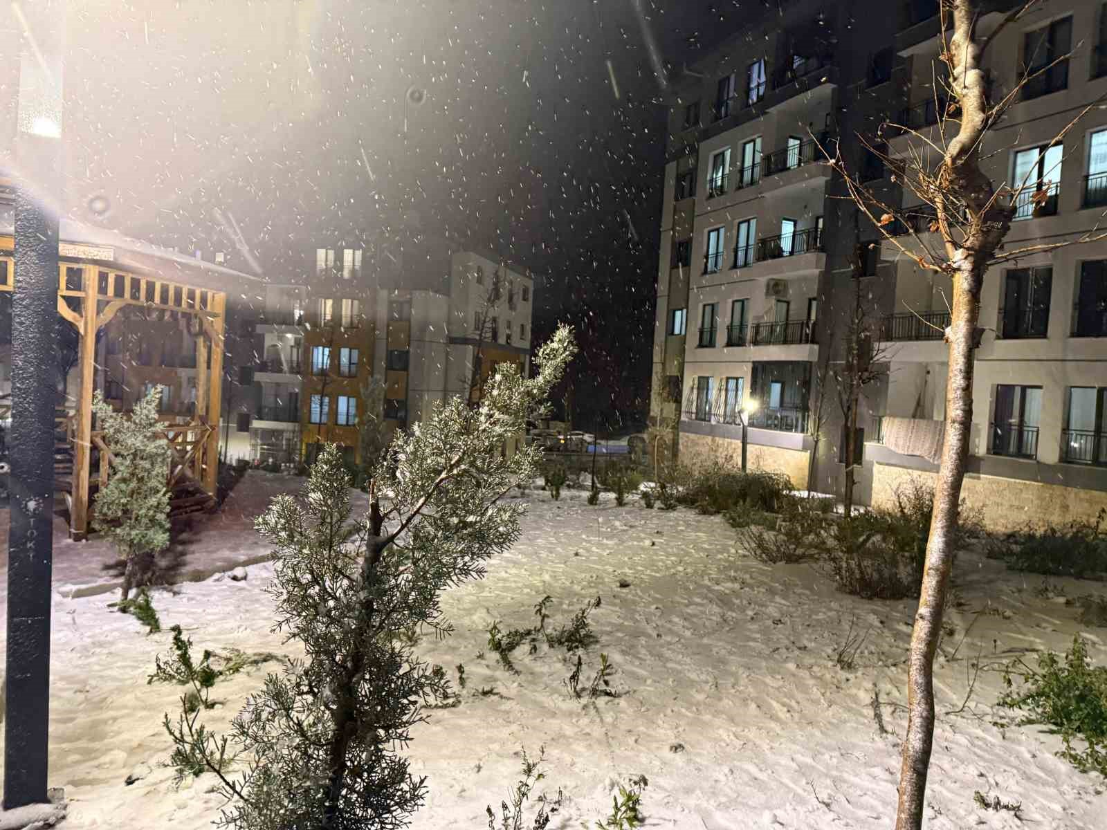 Karla kaplanan yolda araçlar ilerlemekte güçlük çekerken, eğlenmek isteyenler soluğu sokakta aldı
