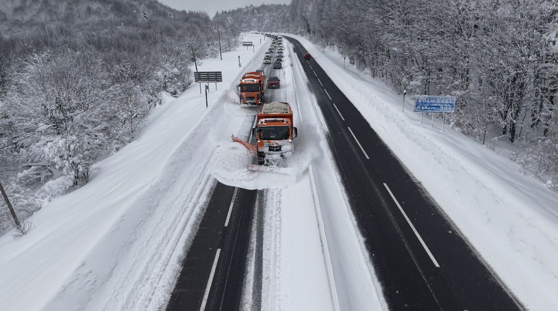 Karla kaplı Bolu Dağı’nda ‘Kar kaplanları’ böyle yolu açtı
