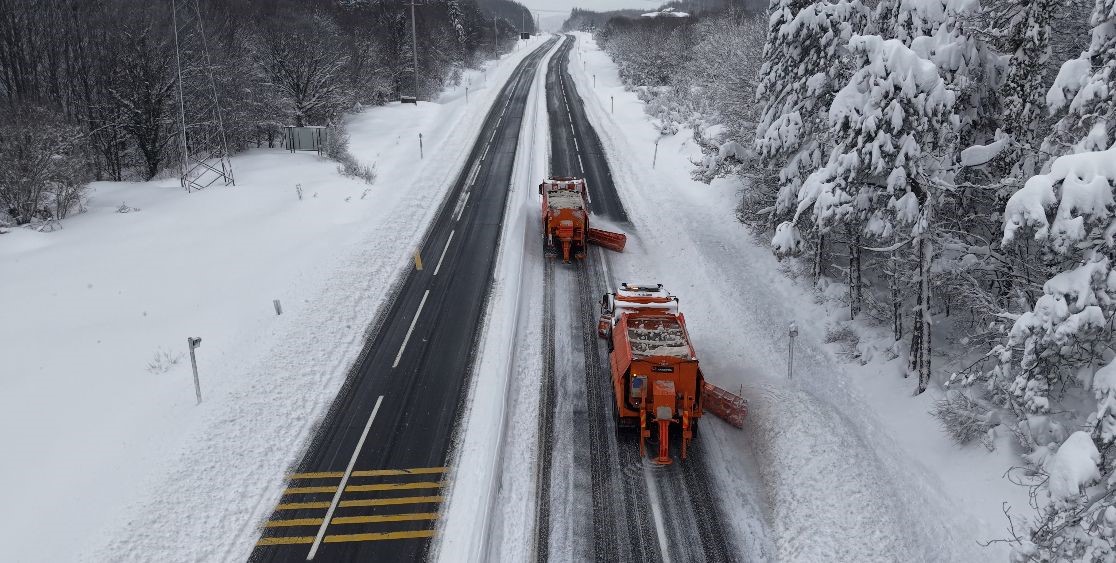 Karla kaplı Bolu Dağı’nda ‘Kar kaplanları’ böyle yolu açtı
