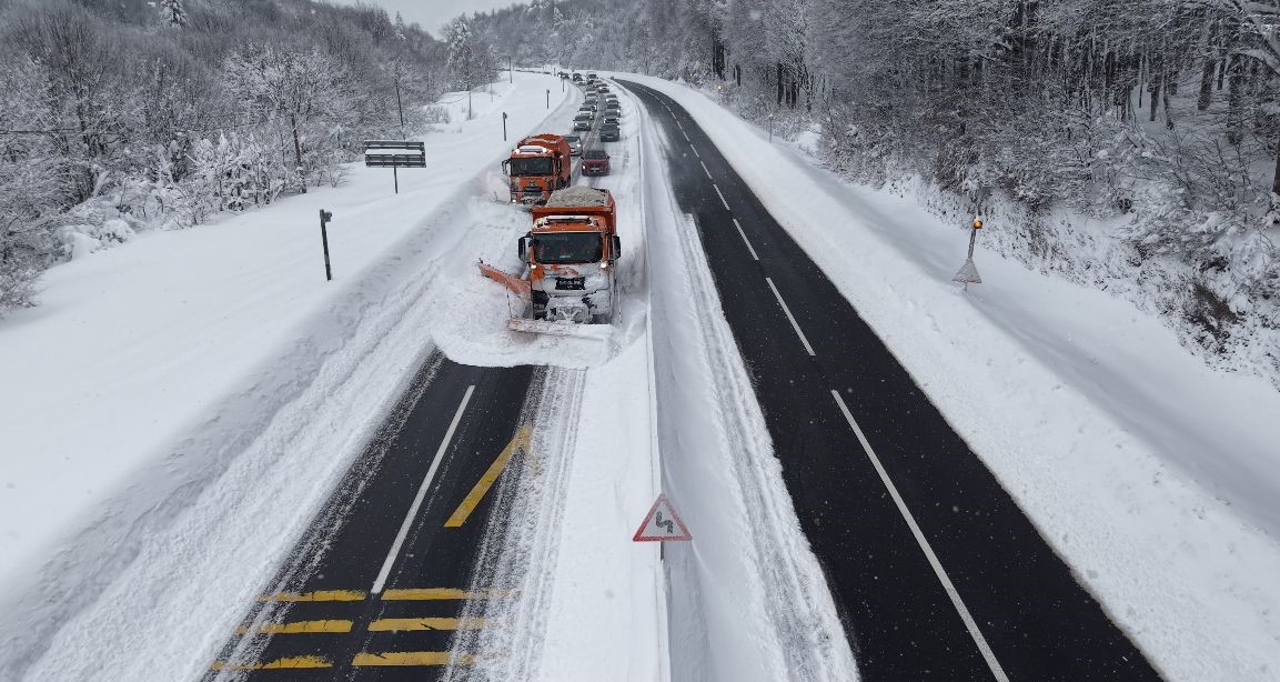 Karla kaplı Bolu Dağı’nda ‘Kar kaplanları’ böyle yolu açtı
