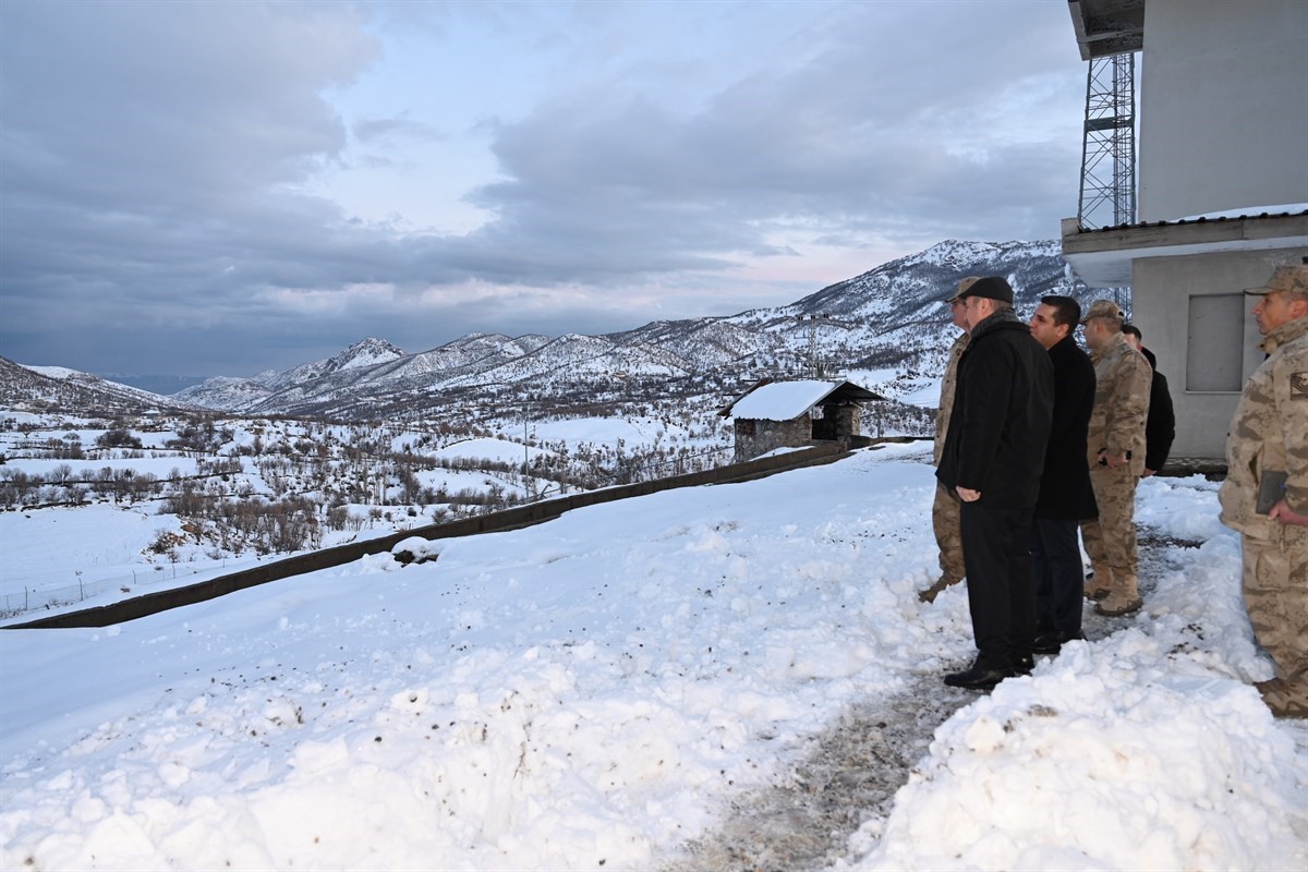 Karla kaplı karakolda Mehmetçikle iftar programı düzenlendi
