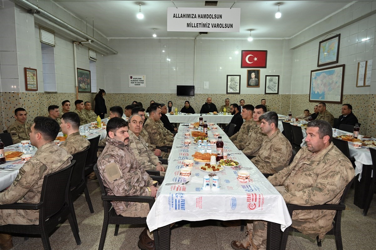 Karla kaplı karakolda Mehmetçikle iftar programı düzenlendi

