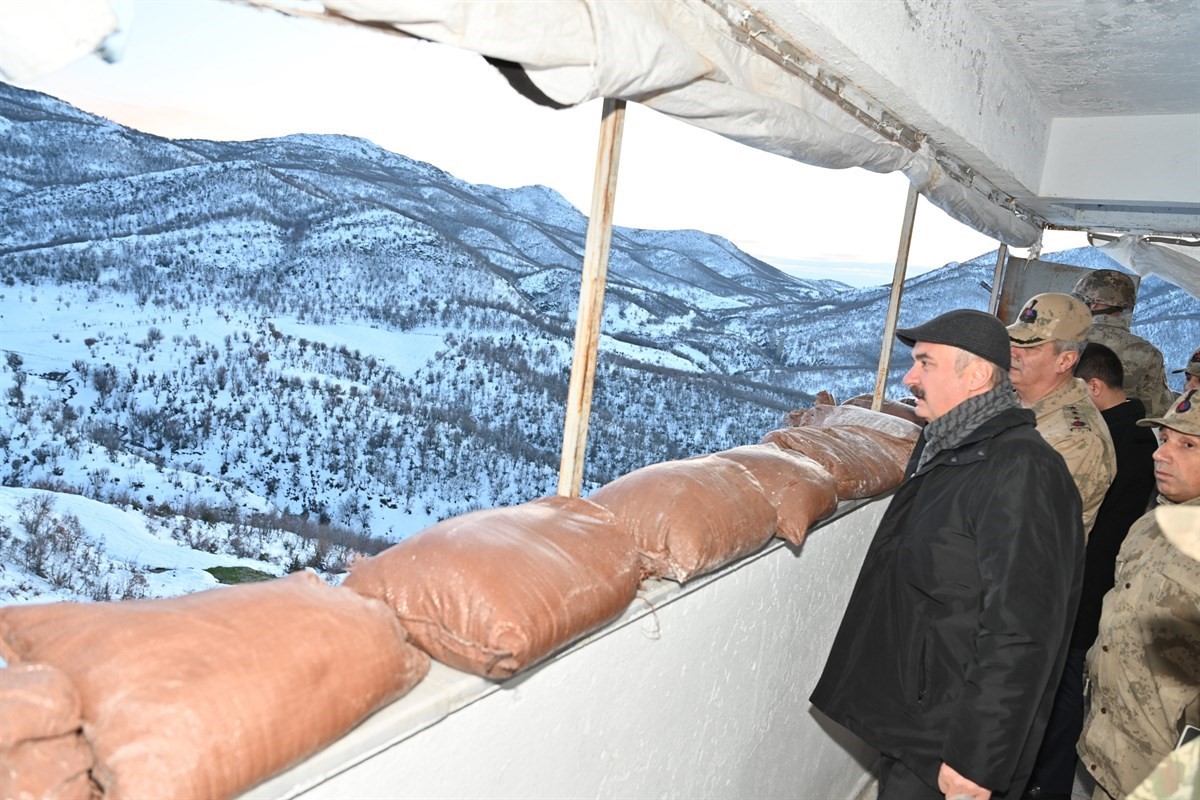 Karla kaplı karakolda Mehmetçikle iftar programı düzenlendi
