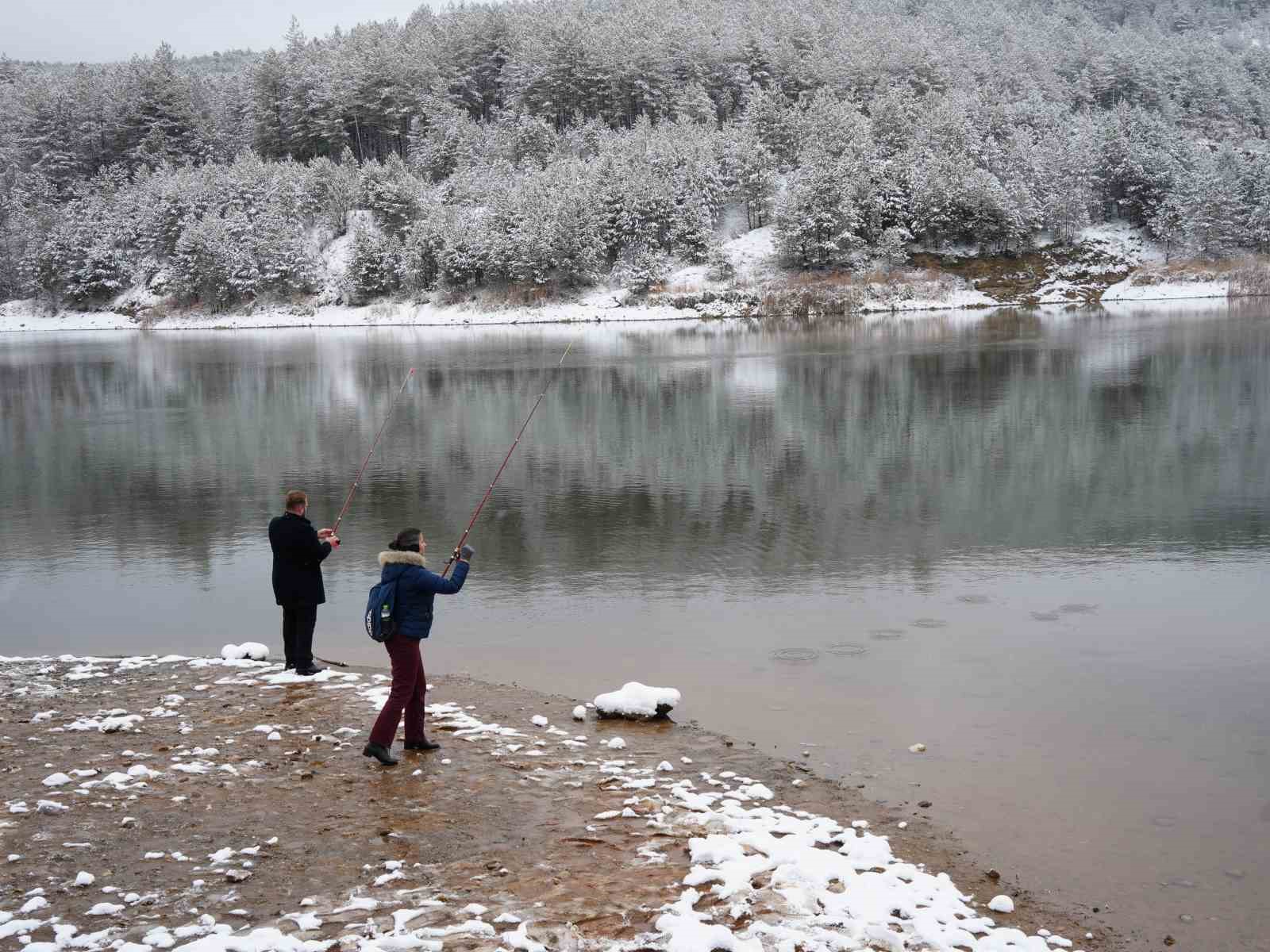 Karla kaplı orman içerisindeki gölet, kış manzarasıyla mest ediyor
