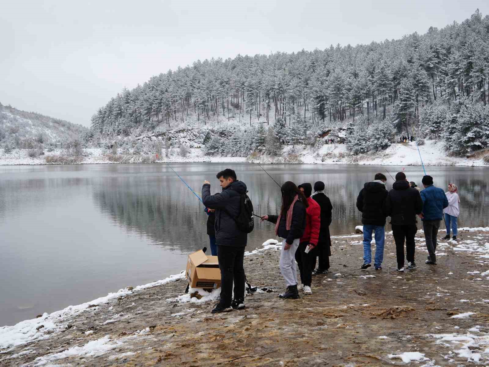 Karla kaplı orman içerisindeki gölet, kış manzarasıyla mest ediyor
