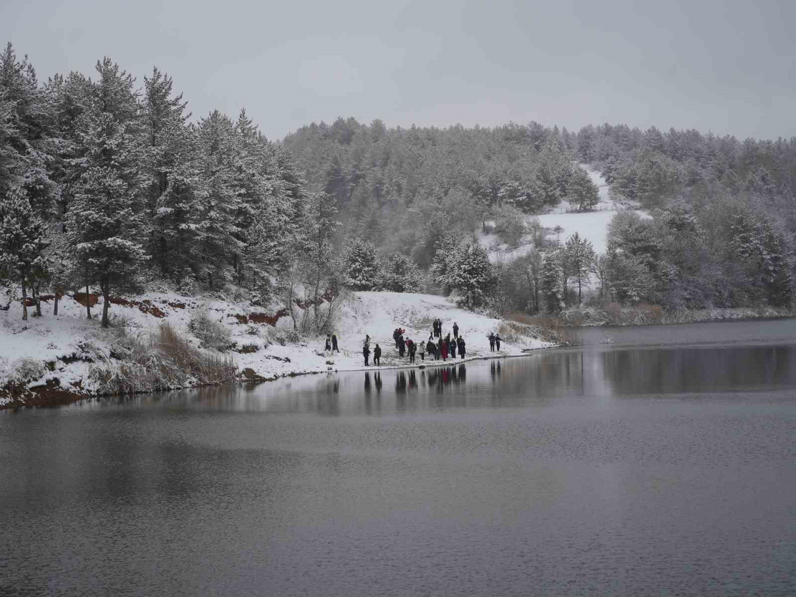 Karla kaplı orman içerisindeki gölet, kış manzarasıyla mest ediyor
